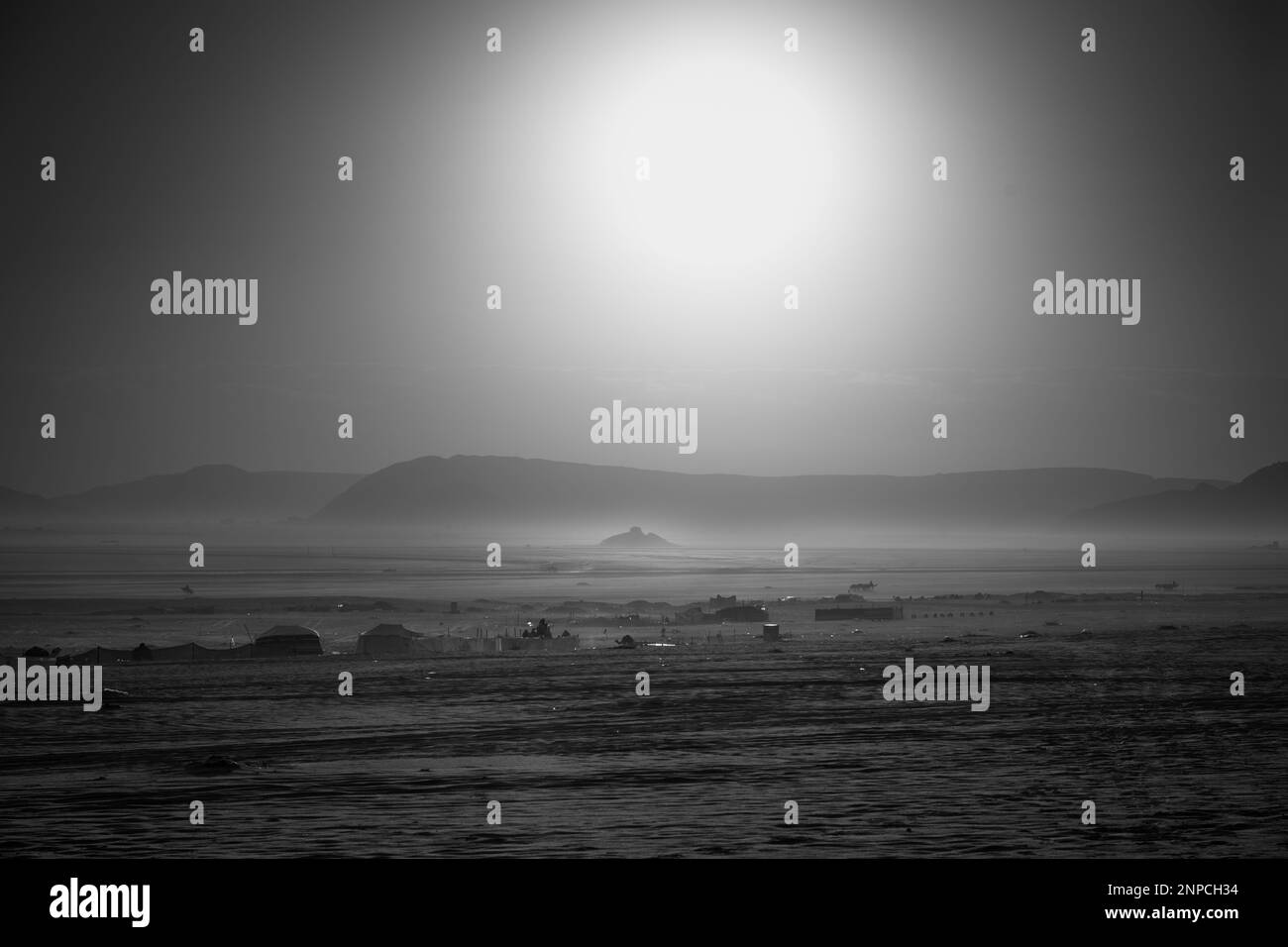 Lever de soleil sur une colonie bédouine dans le désert de Wadi Rum en Jordanie en noir et blanc monochrome Banque D'Images