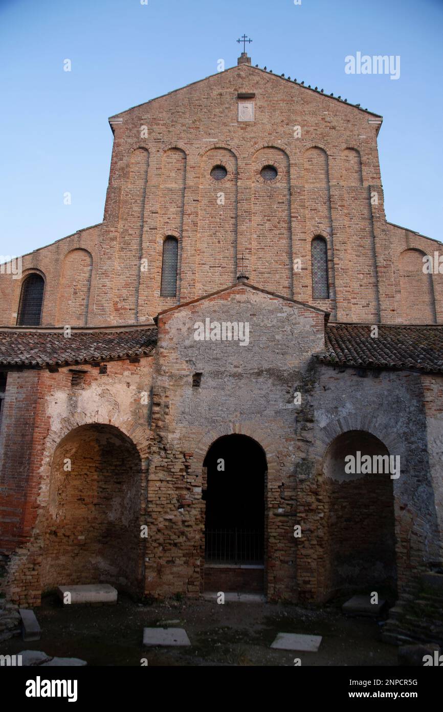 L'église de Santa Maria Assunta est une église de basilique située sur l'île de Torcello, Venise, au nord de l'Italie Banque D'Images