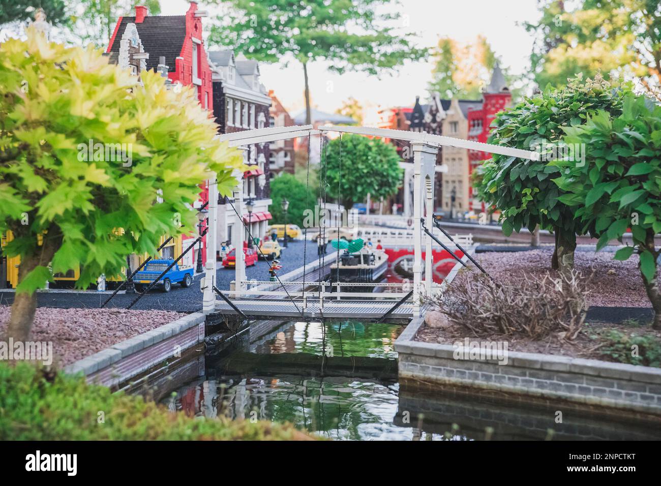 Pont-plan au-dessus d'une rivière dans une ville miniature à Legoland Banque D'Images