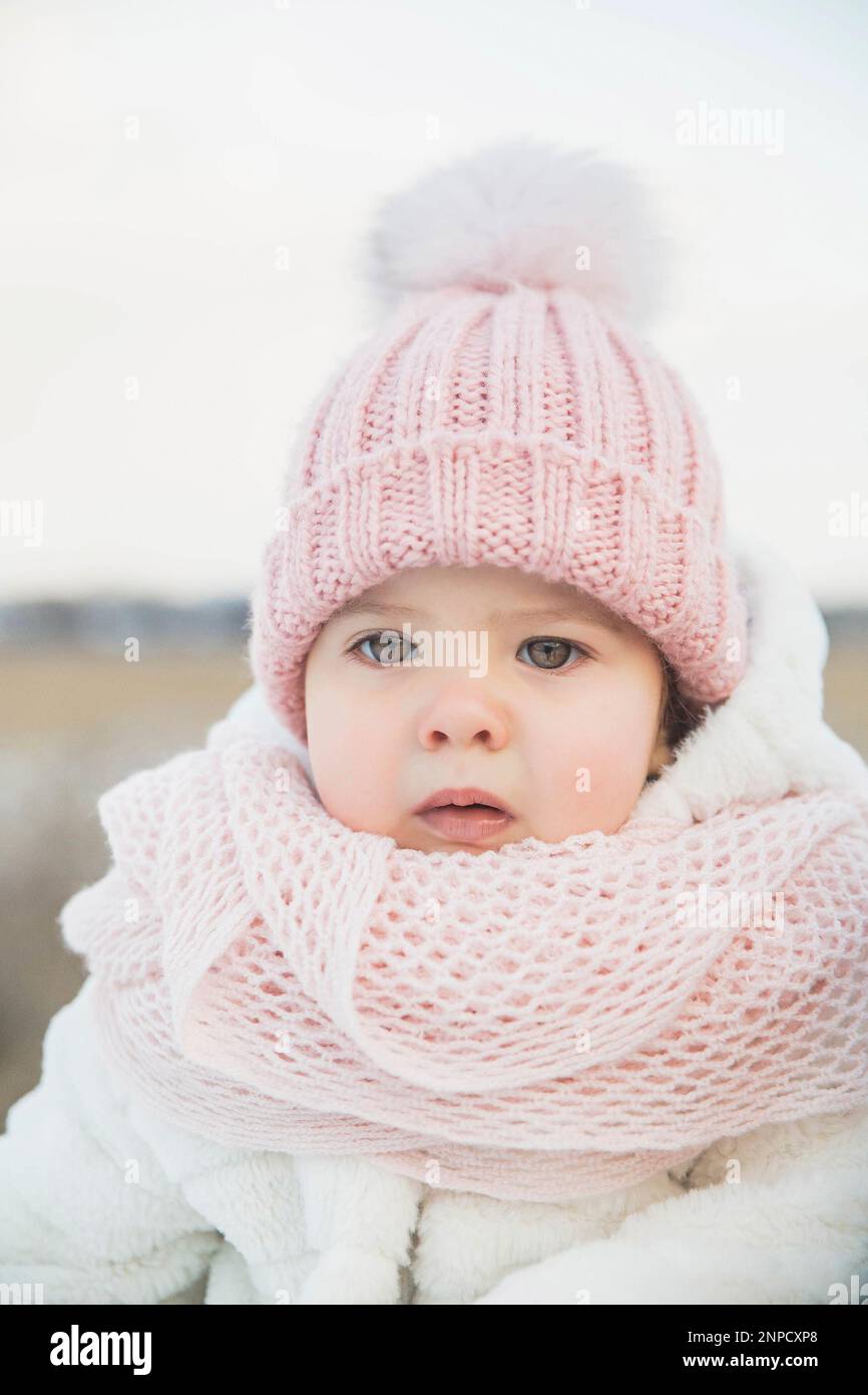 Adorable bébé dans un manteau de fourrure blanc Banque D'Images