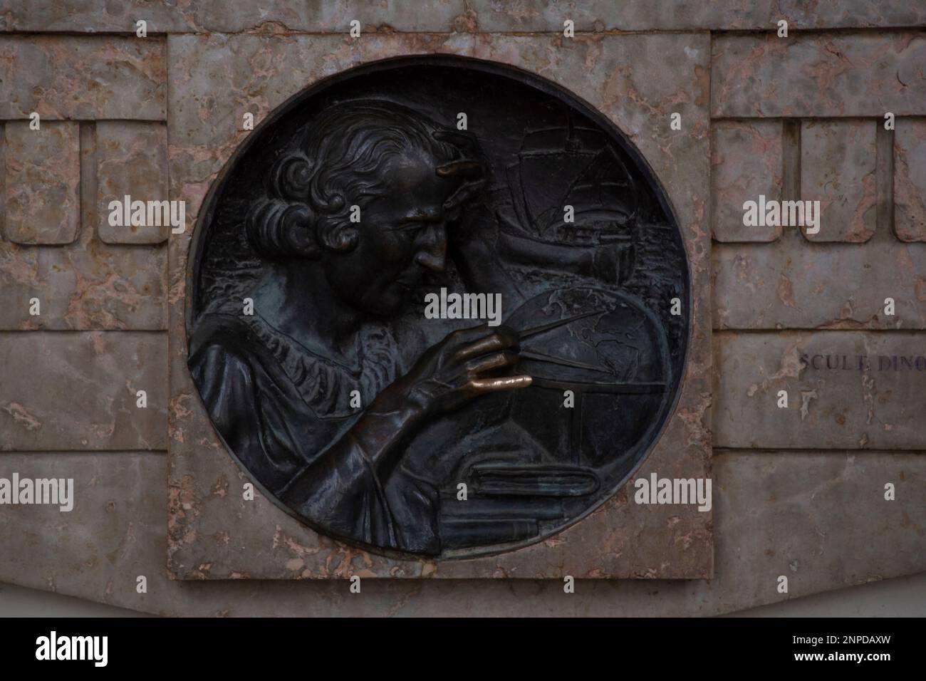 Statue de Christophe Colomb à Turin, frotter le petit doigt est censé apporter de la chance, donc la décoloration, Italie Banque D'Images