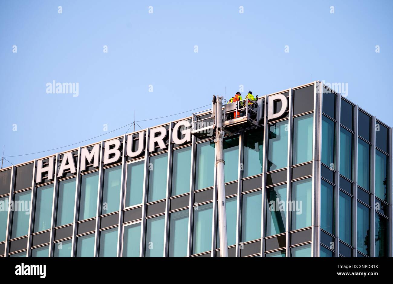 Hambourg, Allemagne. 26th févr. 2023. Le lettrage « Hamburg Süd » est retiré de l'ancien siège de la compagnie maritime du même nom à l'aide d'un élévateur télescopique. Après environ 60 ans, le lettrage est retiré du bâtiment et partiellement remplacé par le nouveau nom du bâtiment. Credit: Daniel Bockwoldt/dpa/Daniel Bockwoldt/dpa/Alay Live News Banque D'Images