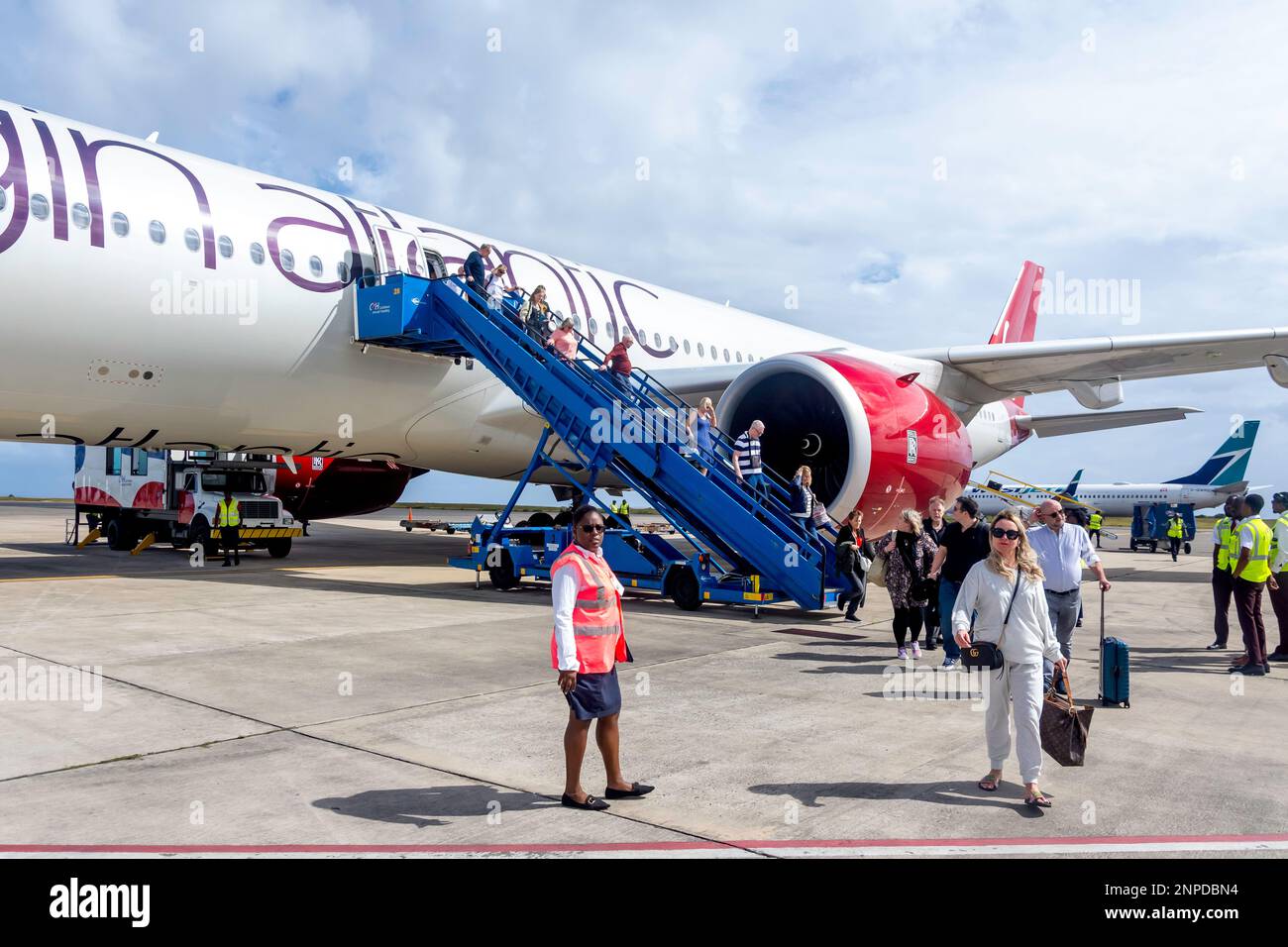 Passagers quittant l'Airbus A350-1000 de Virgin Atlantic, aéroport international Grantley Adams, Christ Church, Barbade, Caraïbes Banque D'Images