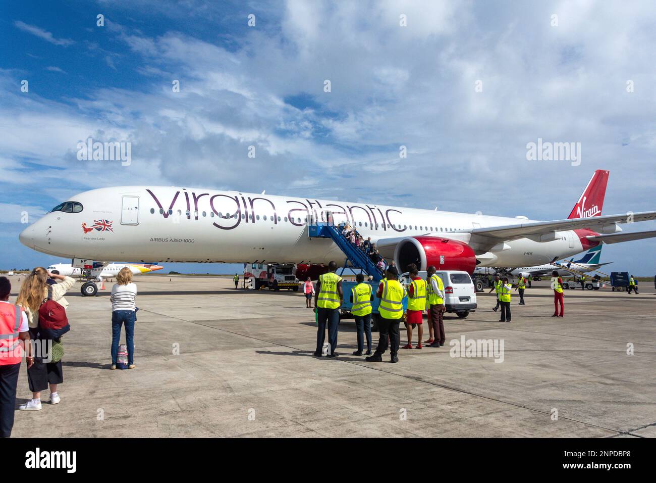 Passagers quittant l'Airbus A350-1000 de Virgin Atlantic, aéroport international Grantley Adams, Christ Church, Barbade, Caraïbes Banque D'Images