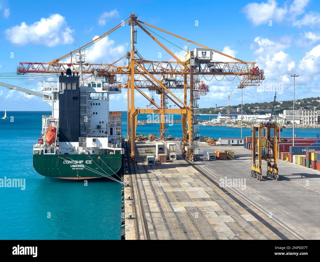 Chargement de navires dans le port conteneur, Bridgetown, paroisse de St Michael, Barbade, Petites Antilles, Caraïbes Banque D'Images