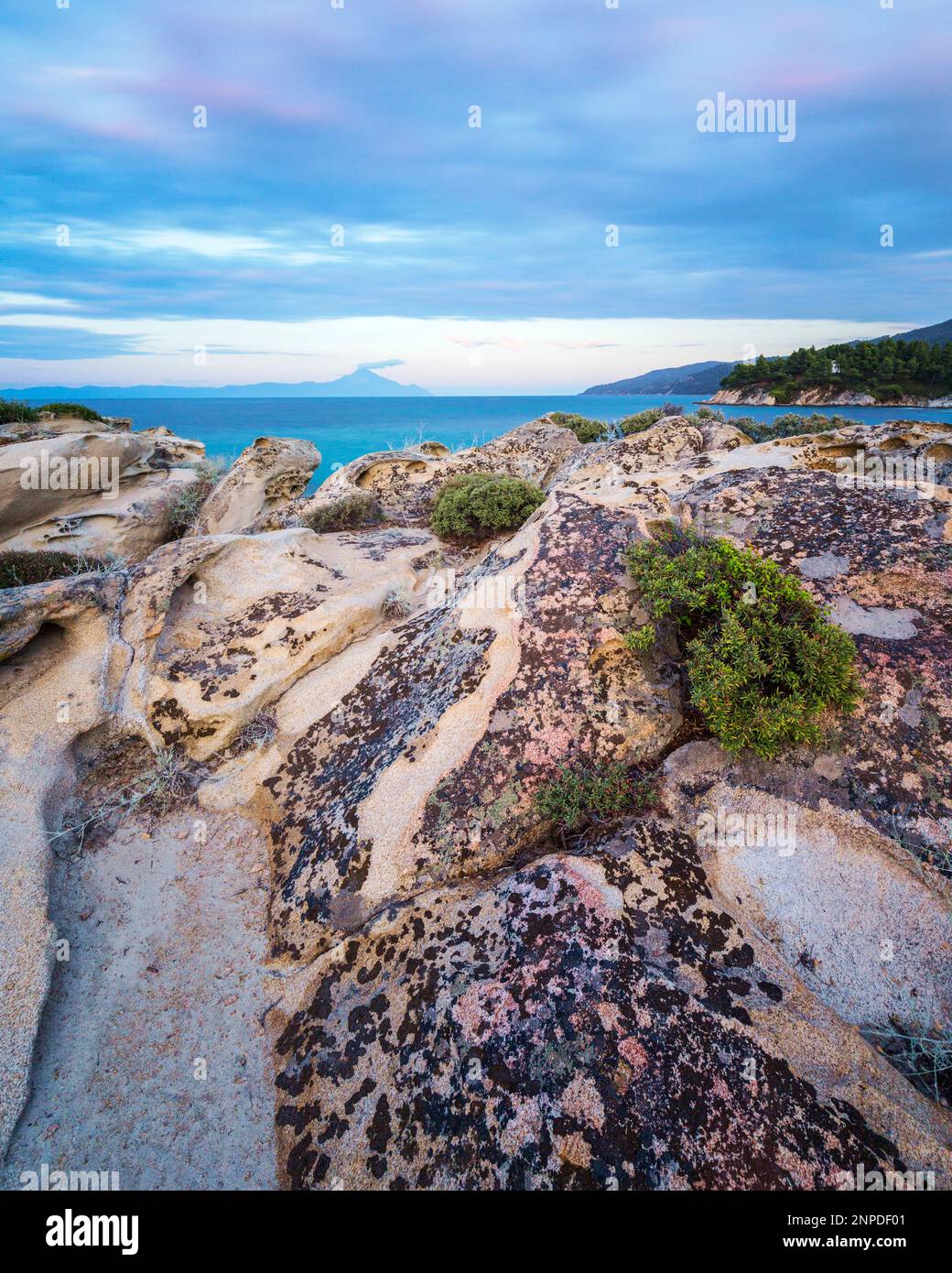 Une vue sur les magnifiques rochers de Vouvourou avec le Mont Athos au loin. Banque D'Images