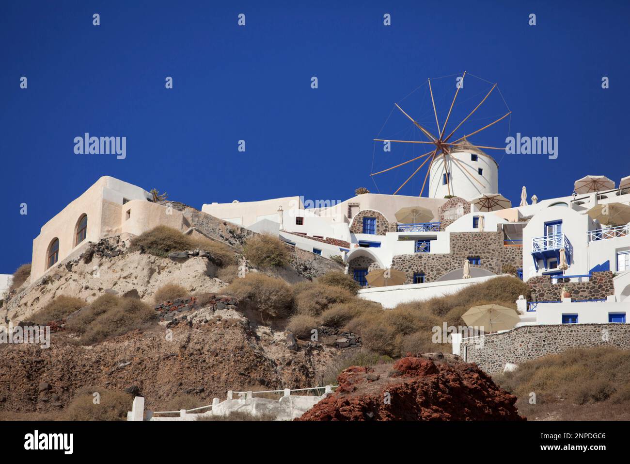 Vue à la recherche vers le village grec traditionnel d''Oia perché sur les falaises au-dessus de la caldeira de Santorin. Banque D'Images