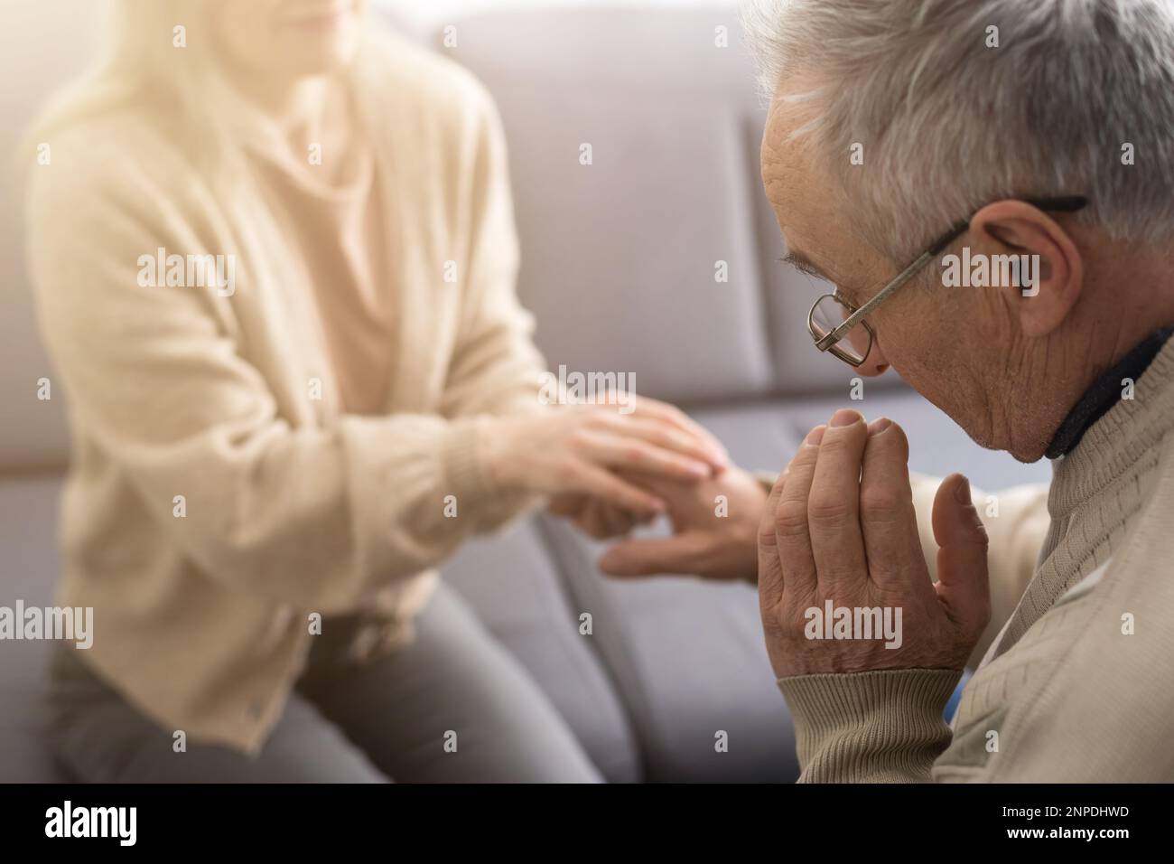 Deux personnes main dans la main. homme âgé et femme de soutien Banque D'Images