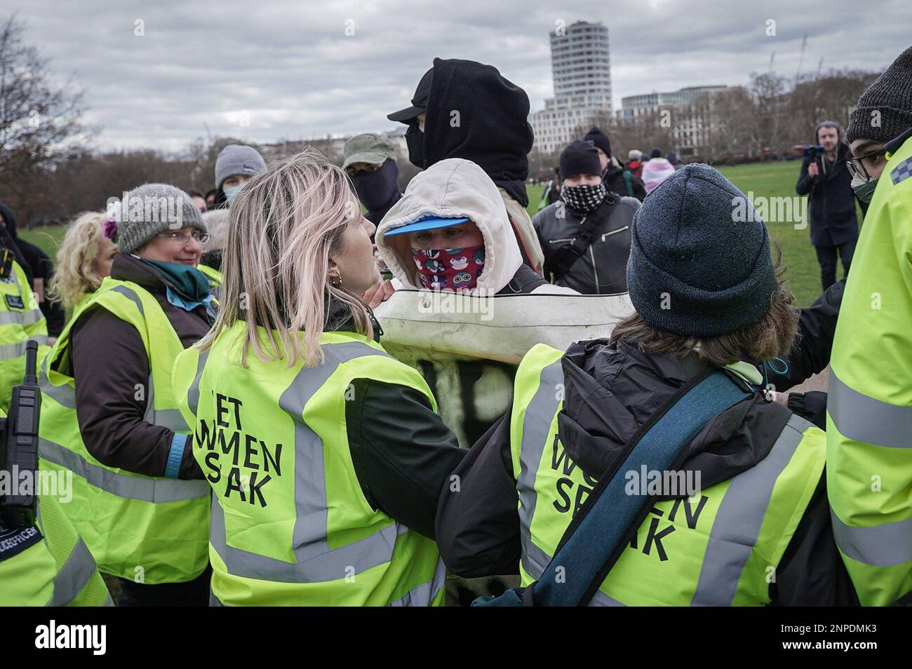 Les militants des droits transgenres protestent contre les féministes de Standing for Women près de The Reformerss' Tree à Hyde Park, Londres, Royaume-Uni. Banque D'Images