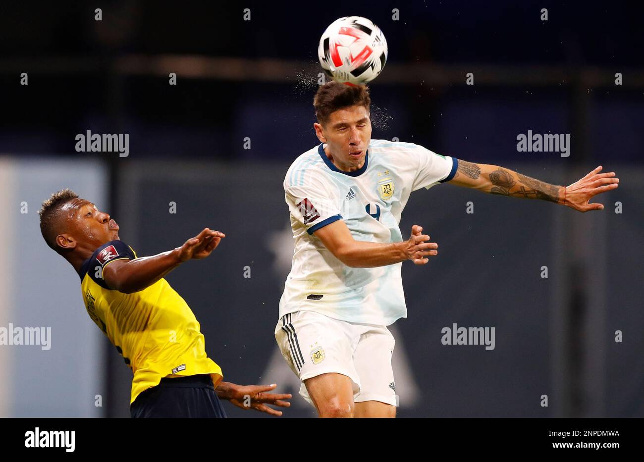 Ecuador's Pervis Estupinan, left, and Argentina's Gonzalo Montiel battle for the ball during a qualifying soccer match for the FIFA World Cup Qatar 2022 at the Bombonera stadium in Buenos Aires, Argentina, Thursday, Oct. 8, 2020. (Agustin Marcarian/Pool via AP) Banque D'Images