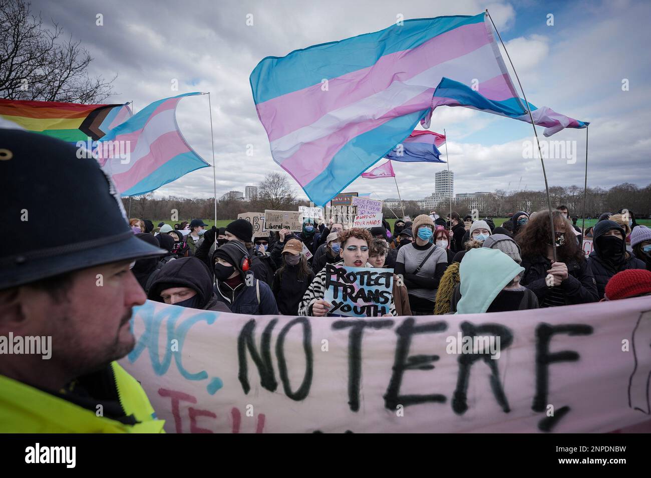 Les militants des droits transgenres protestent contre les féministes de Standing for Women près de The Reformerss' Tree à Hyde Park, Londres, Royaume-Uni. Banque D'Images