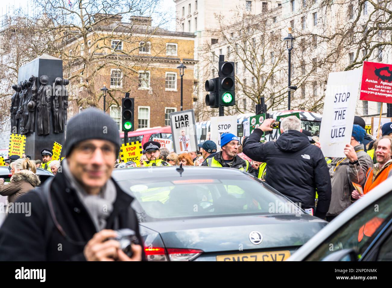 Les manifestants anti-ULEZ, qui perturbent la circulation, font une manifestation devant Downing Street et exigent que Sadiq Khan soit « à la porte » Banque D'Images