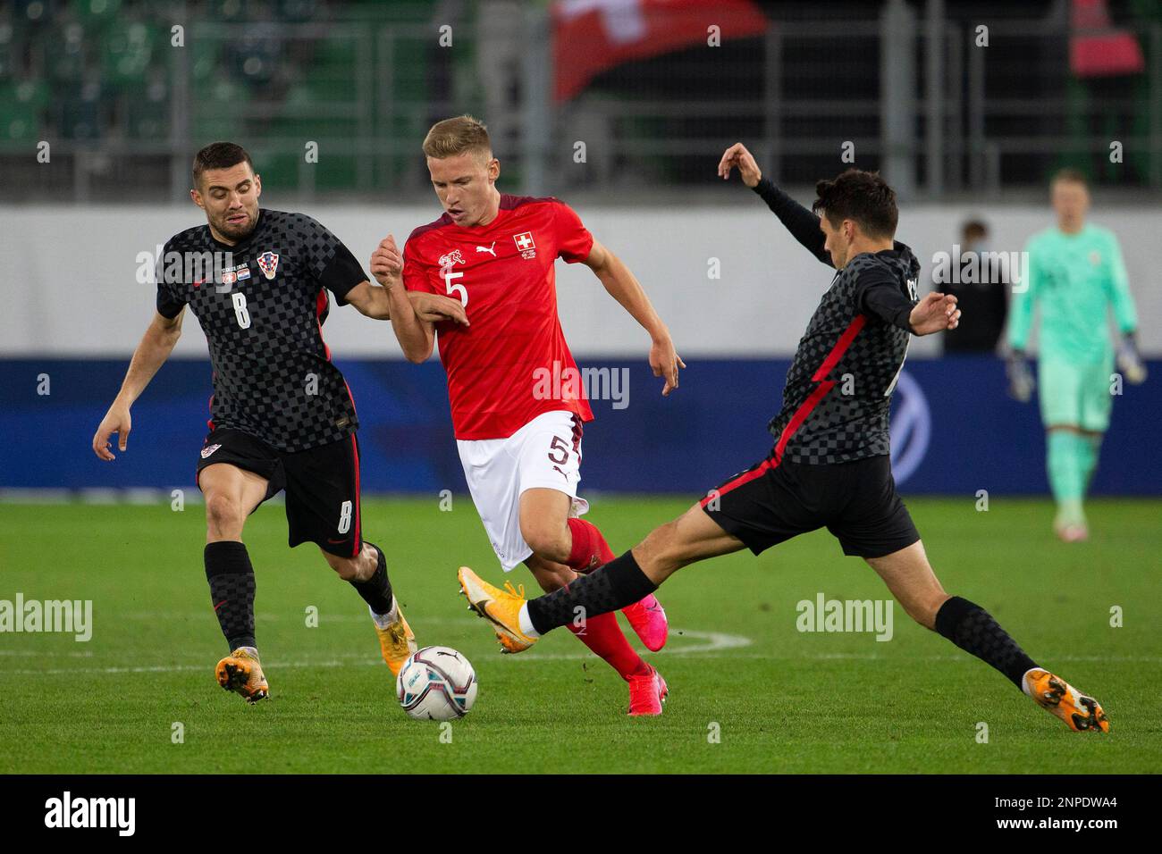 Switzerland's defender Becir Omeragic, center, fights for the ball with Croatia's midfielder Mateo Kovacic, left and teammate Josip Brekalo, during the international friendly soccer match between Switzerland and Croatia, at the Kybunpark stadium in St. Gallen, Switzerland, Wednesday, Oct. 7, 2020. (Salvatore Di Nolfi/Keystone via AP) Banque D'Images