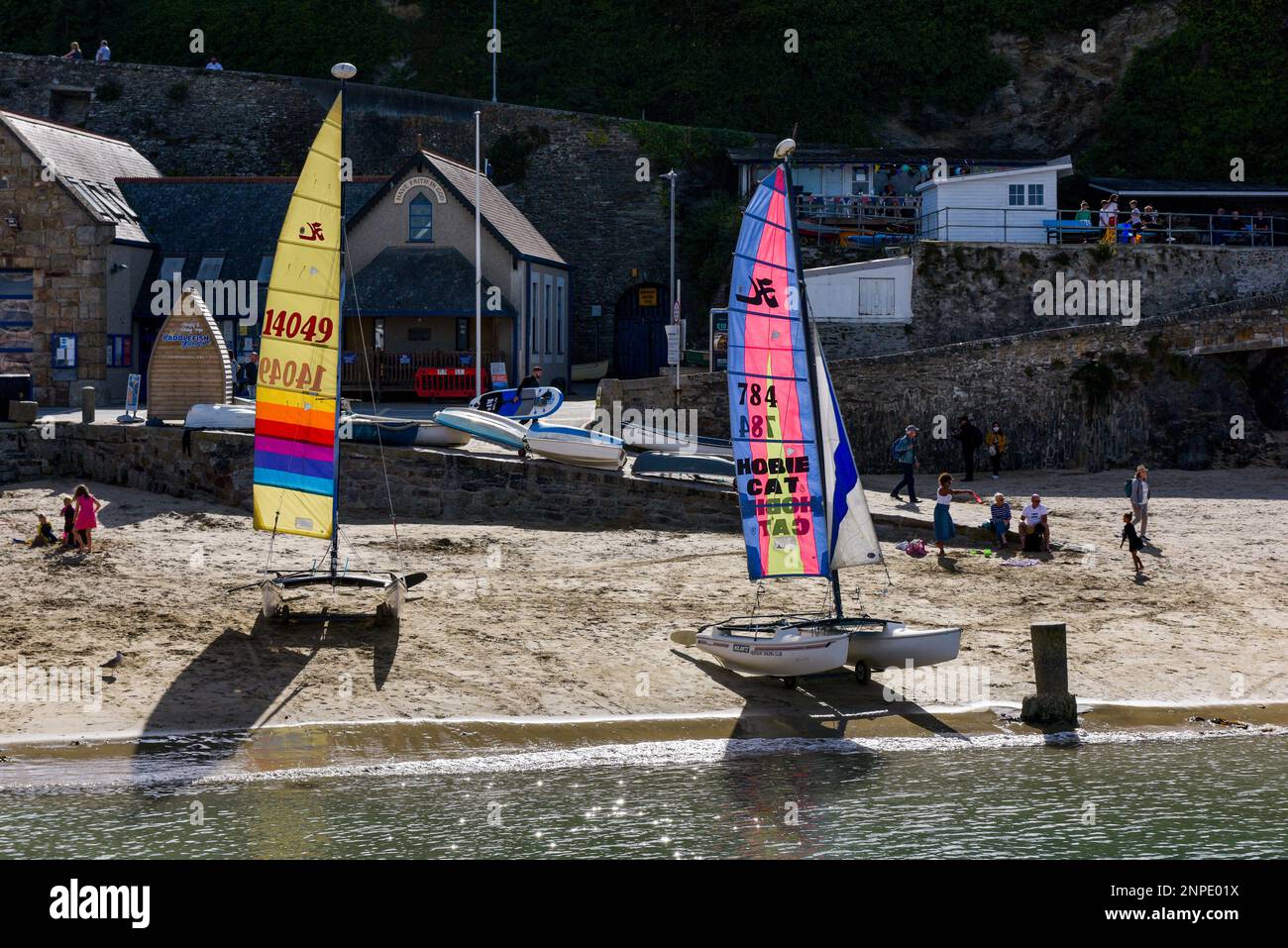 Catamarans aux voiles colorées ont été enchés dans le pittoresque port historique de Newquay à Newquay, sur la côte nord de Cornwall. Banque D'Images