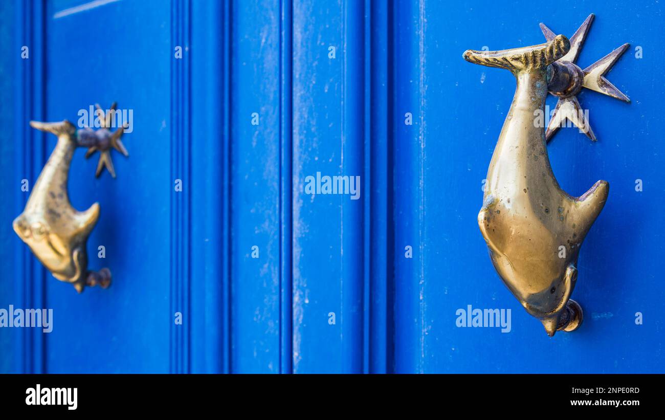 Des knockers de porte de dauphin photographiés sur une porte bleue à Mdina, au cœur de Malte. Banque D'Images