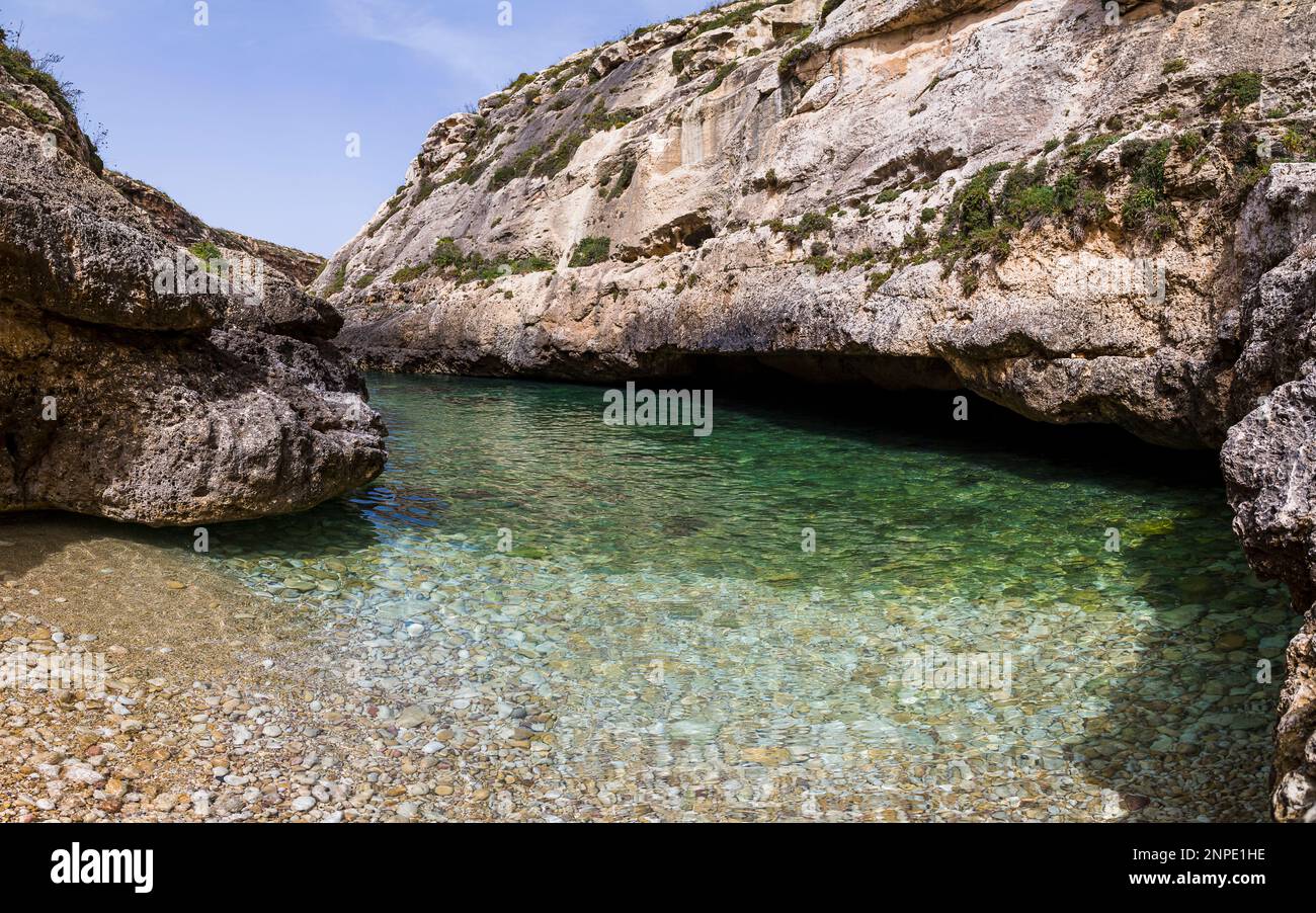Un panorama multi image de la gorge à Wied il-Ghasri qui mène à la mer sur l'île de Gozo à Malte. Banque D'Images