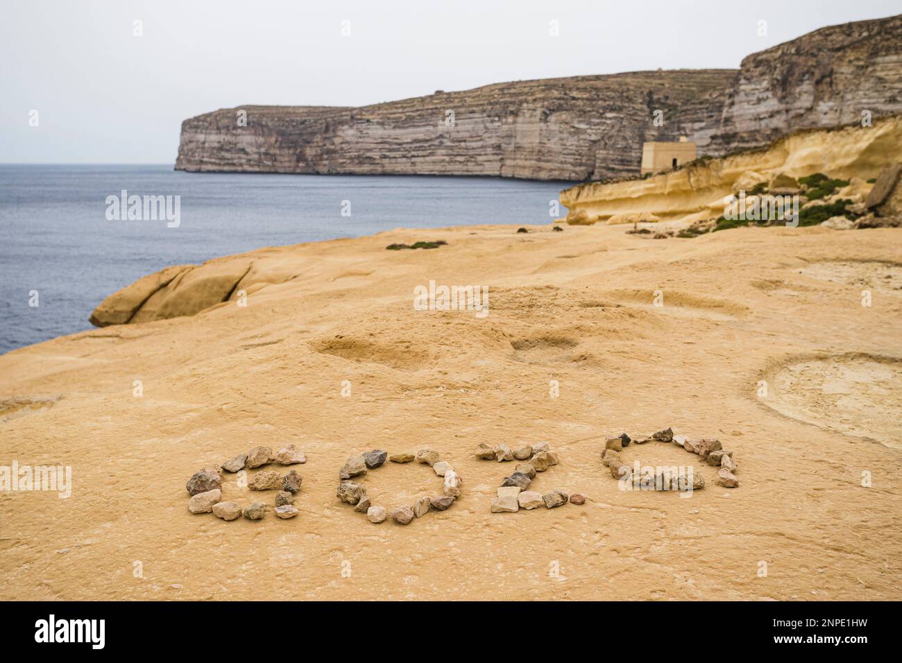 Gozo fait de pierres vues sur la roche jaune à Xwejni à Malte. Banque D'Images