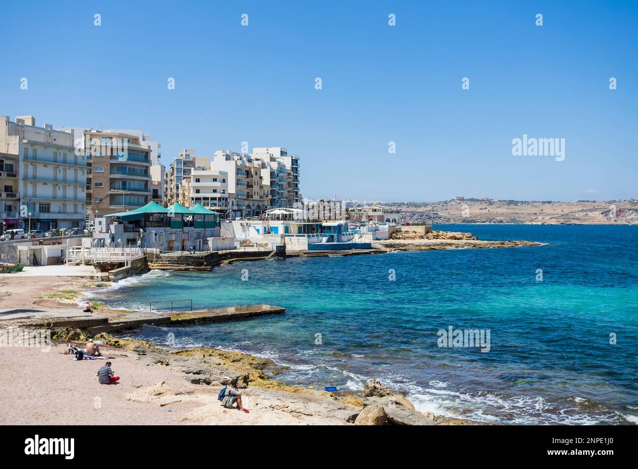 Front de mer de Bugibba photographié à Malte en mai par une journée ensoleillée. Banque D'Images