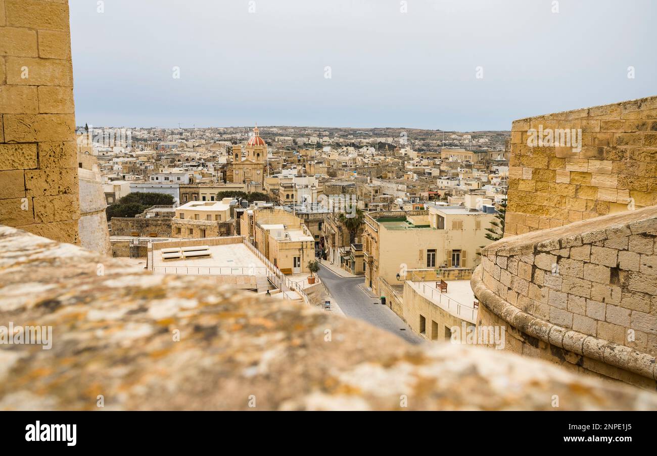 Basilique Saint-Georges vue de la Cittadella à Victoria sur l'île de Gozo à Malte. Banque D'Images