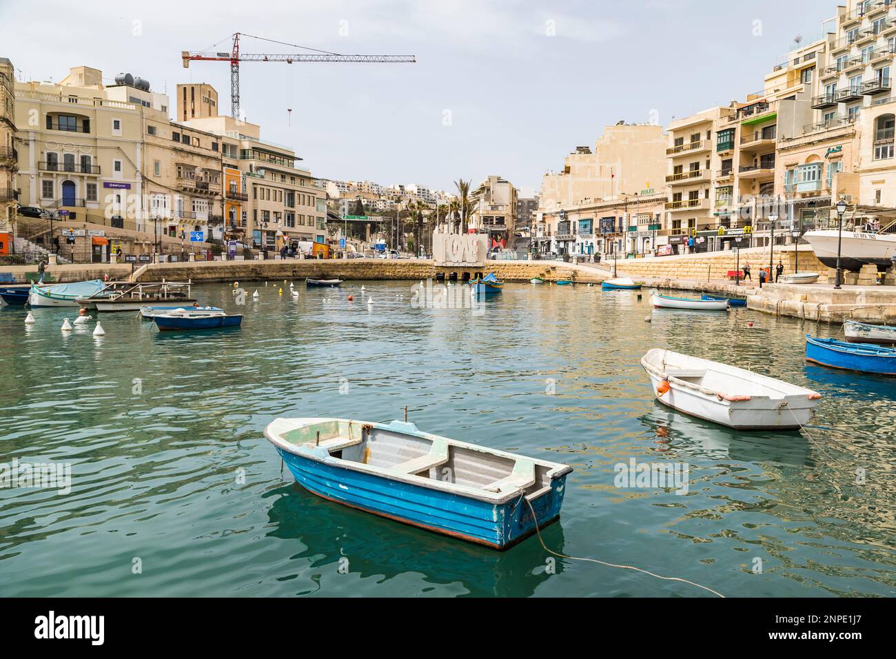 Bateaux de pêche colorés dans la baie de Spinola à Malte. Banque D'Images