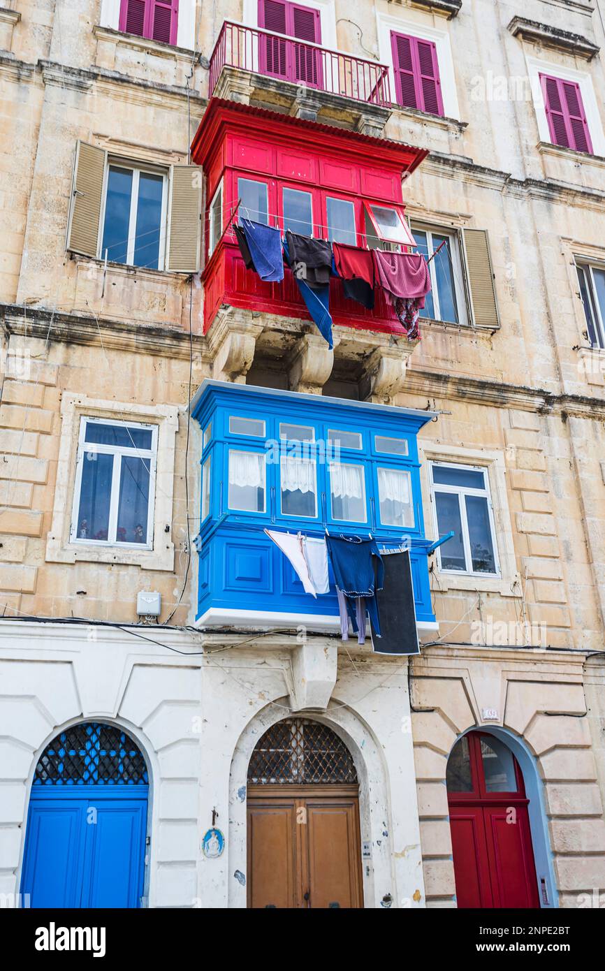 Balcons maltais colorés vus à la Valette à Malte. Banque D'Images