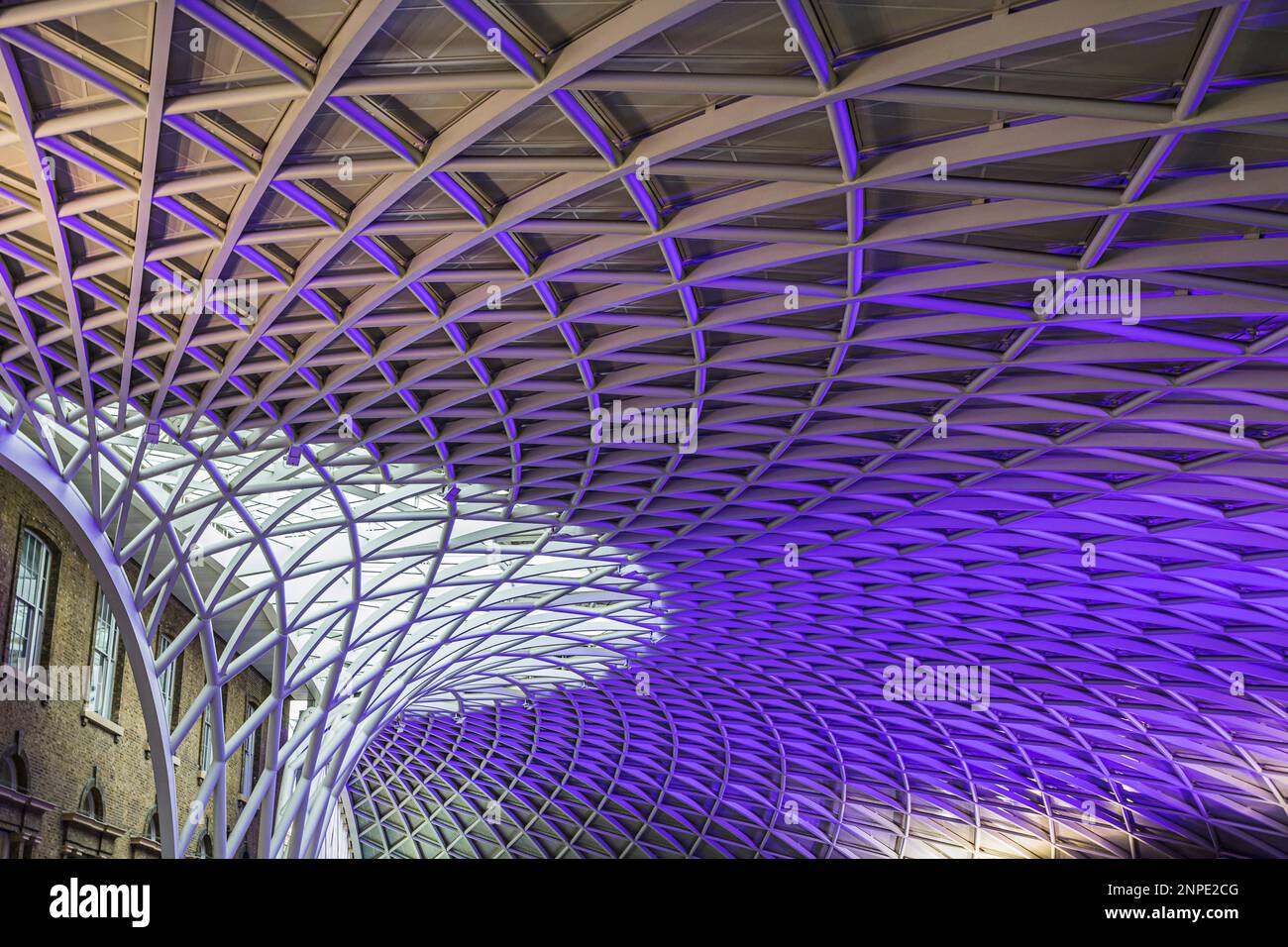 Le plafond abstrait Kings Cross s'illumine dans un éclairage violet à Londres. Banque D'Images