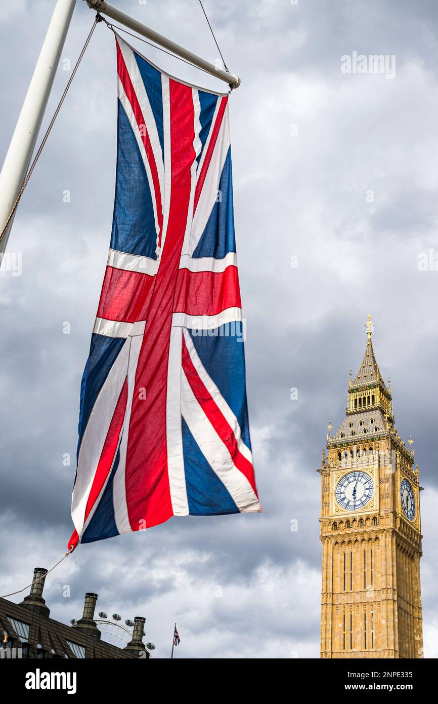 Un drapeau de l'Union Jack magnifiquement éclairé sur la place du Parlement à Londres, photographié en face de Big Ben. Banque D'Images