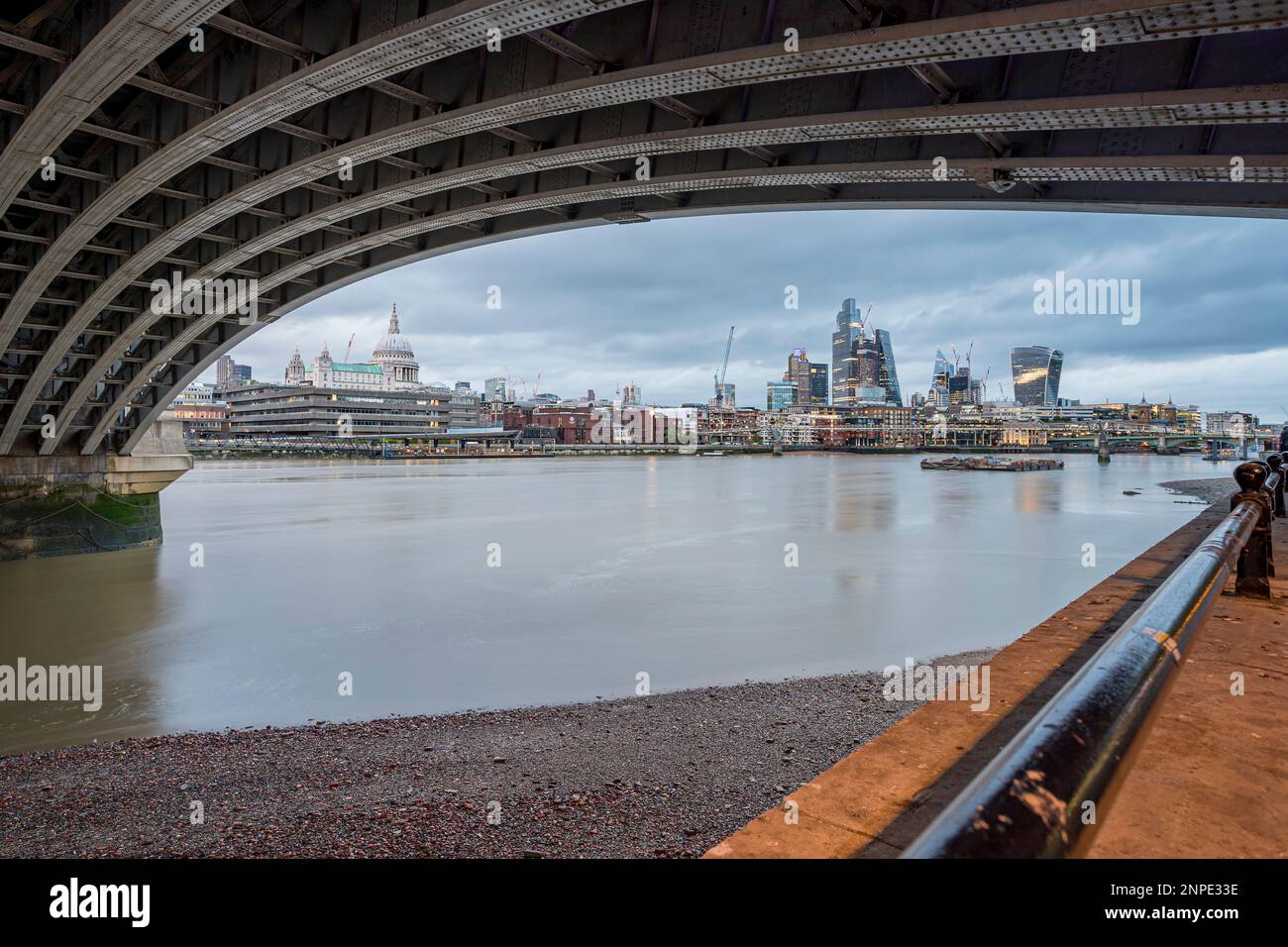 Le Square Mile encadré par le Cannon Street Railway Bridge. Banque D'Images