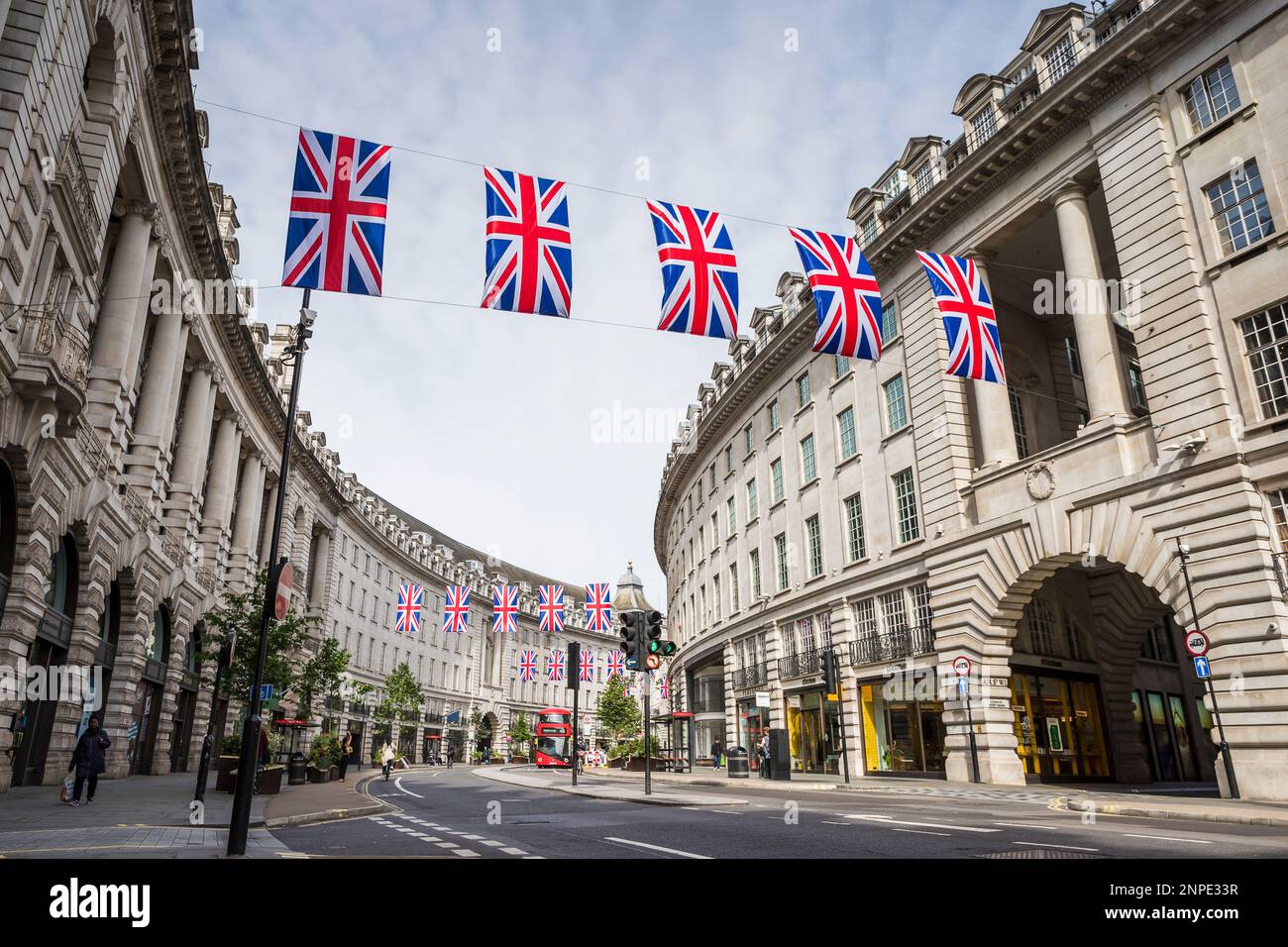 Les drapeaux Union Jack sont suspendus au-dessus de Regent Street et s'éloignent de Piccadilly Circus. Banque D'Images