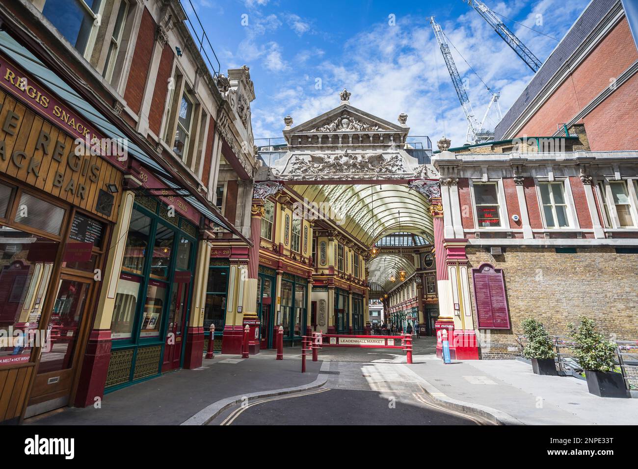 L'une des entrées du Leadenhall Market dans le Grand Londres, photographiée sous un ciel lumineux. Banque D'Images
