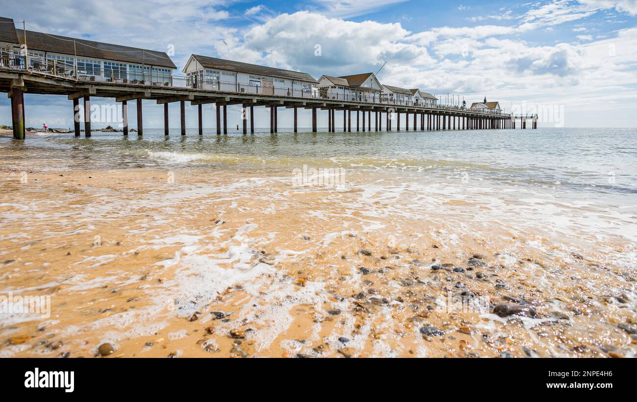L'eau se lave sur le sable et les pierres de la plage de Southwold sur la côte du Suffolk. Banque D'Images