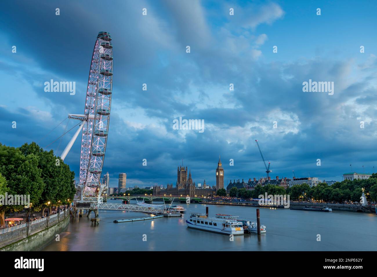 Le jour passe à la nuit tandis que la lumière s'estompe au-dessus du London Eye et de la Tamise à Londres. Banque D'Images