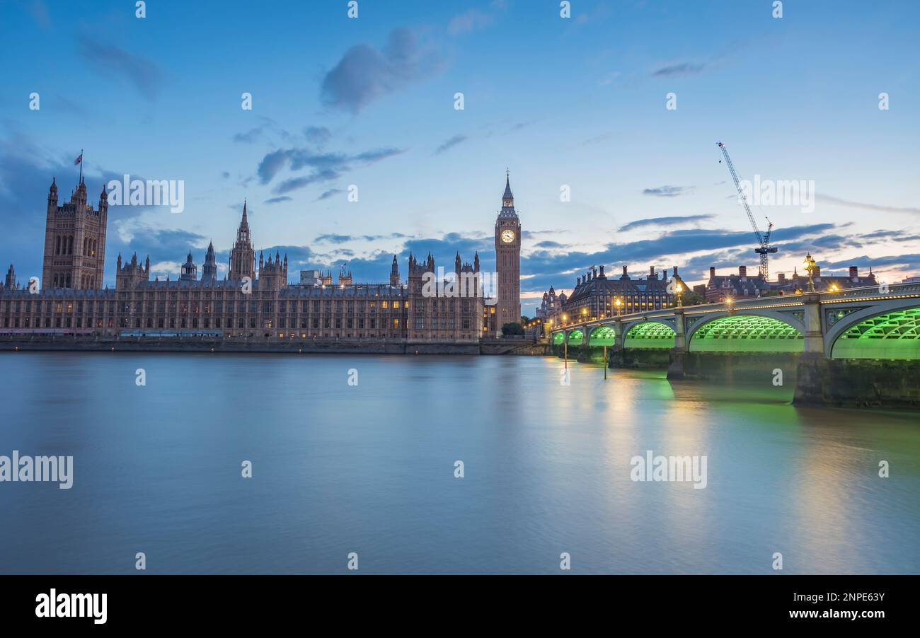 Le dessous du pont de Westminster s'allume en vert après le coucher du soleil à Londres. Banque D'Images