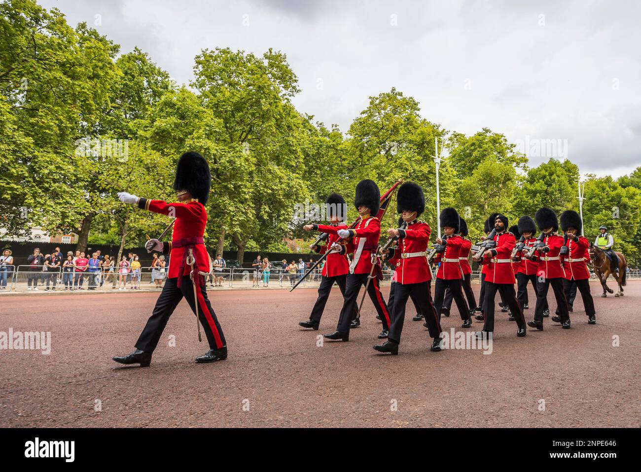 Un soldat s'est empaché dans le centre commercial en direction de Buckingham Palace pour la cérémonie de la relève de la garde au cœur de Londres. Banque D'Images