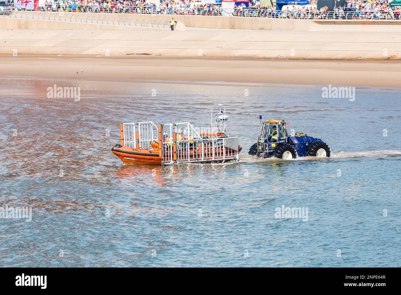 Le bateau à moteur est lancé depuis son tracteur semi-submersible au large de la plage de Blackpool. Banque D'Images
