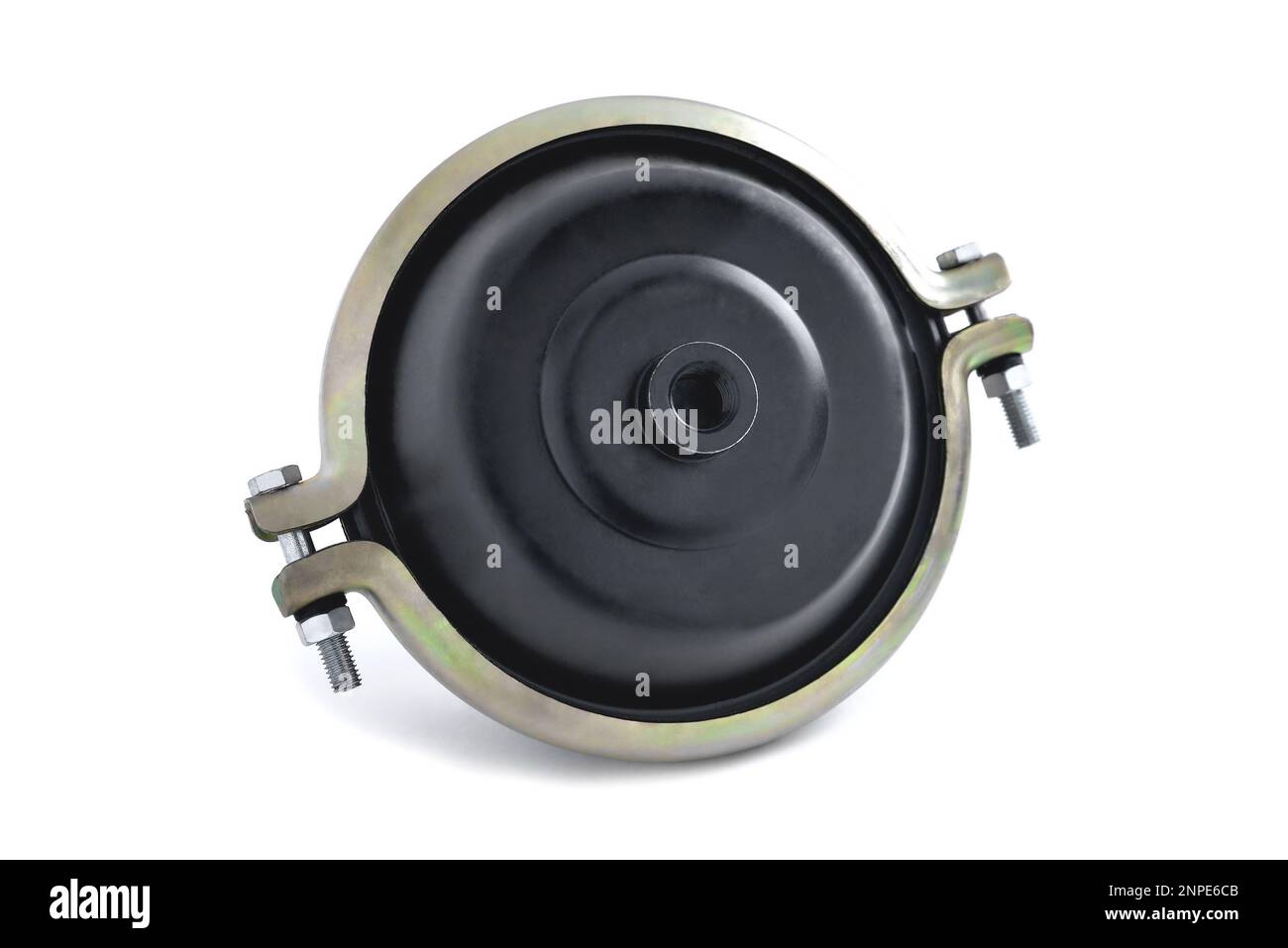 servofrein à dépression, accumulateur de puissance du système de servofrein pneumatique, mise au point sélective, fond blanc, gros plan Banque D'Images