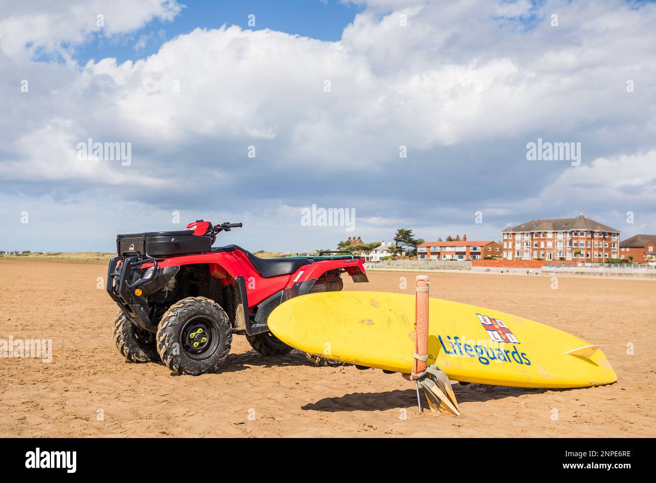 RNLI paddle board et quad vu sur la plage à West Kirby. Banque D'Images