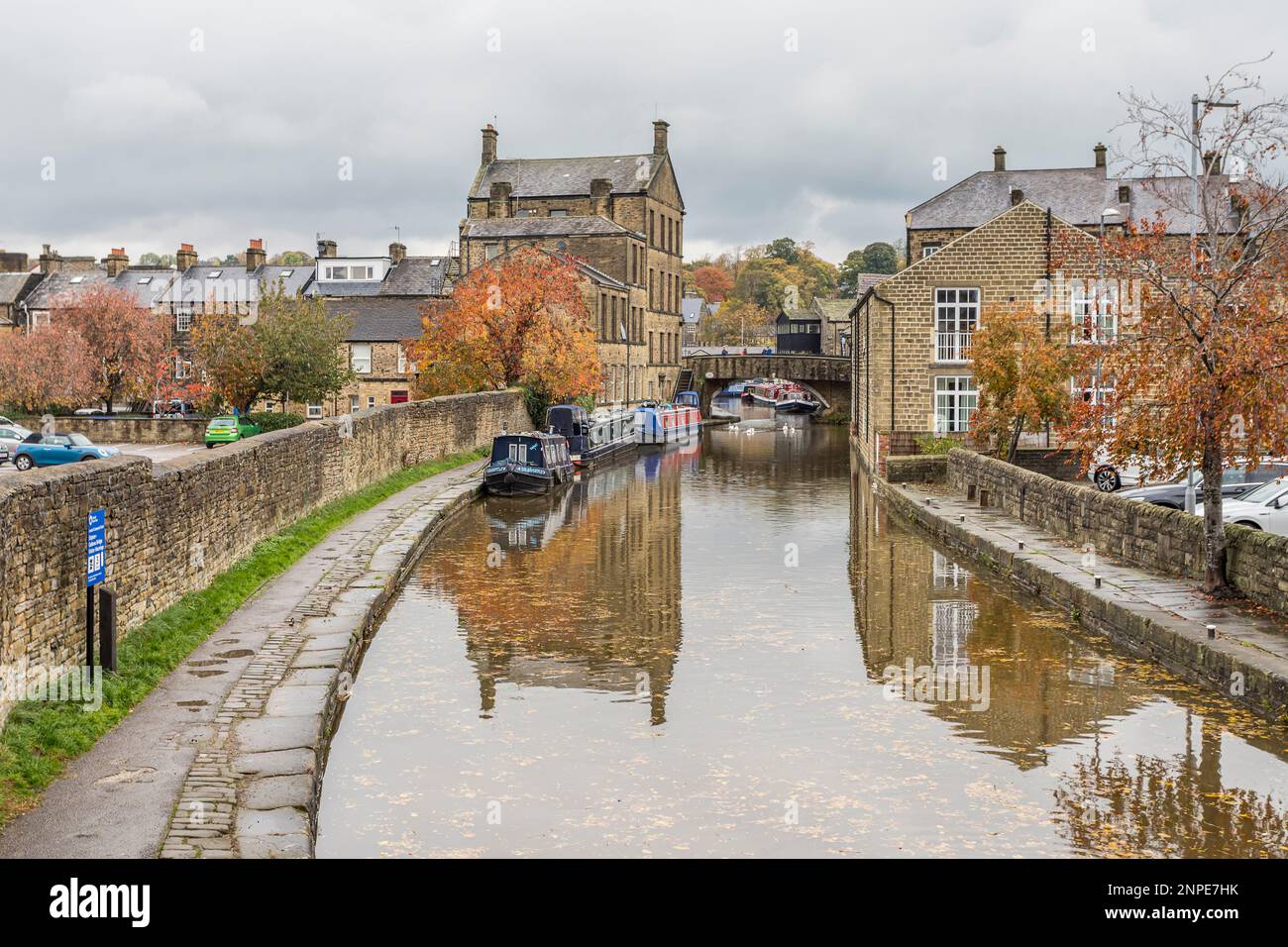 Feuilles mortes sur le canal Leeds Liverpool à Skipton dans le Yorkshire. Banque D'Images