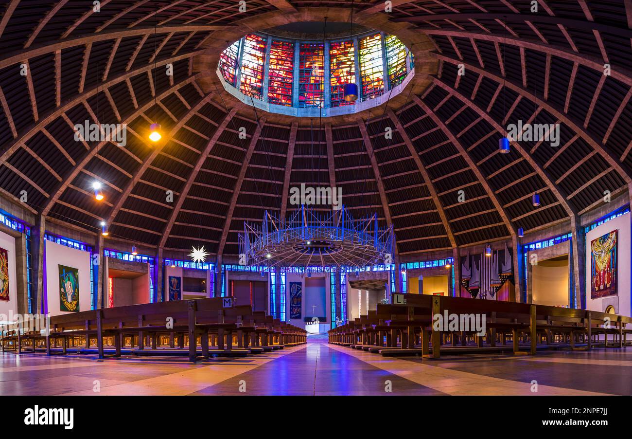 Des lumières colorées et des éléments architecturaux étonnants photographiés au-dessus et autour de la place assise à la cathédrale métropolitaine de Liverpool. Banque D'Images