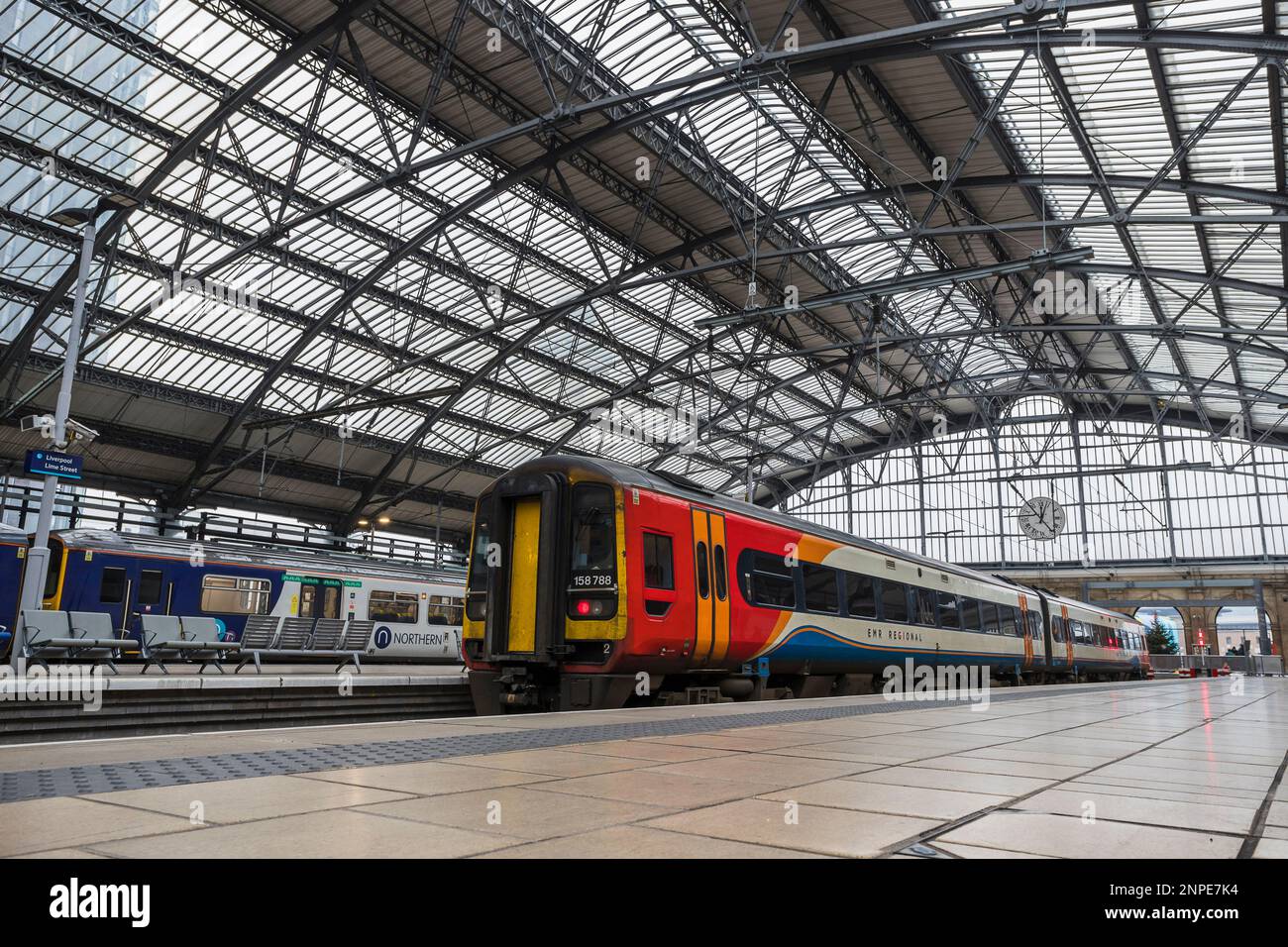 Un train régional EMR vu en attente par une plate-forme à la gare de Liverpool Lime Street. Banque D'Images