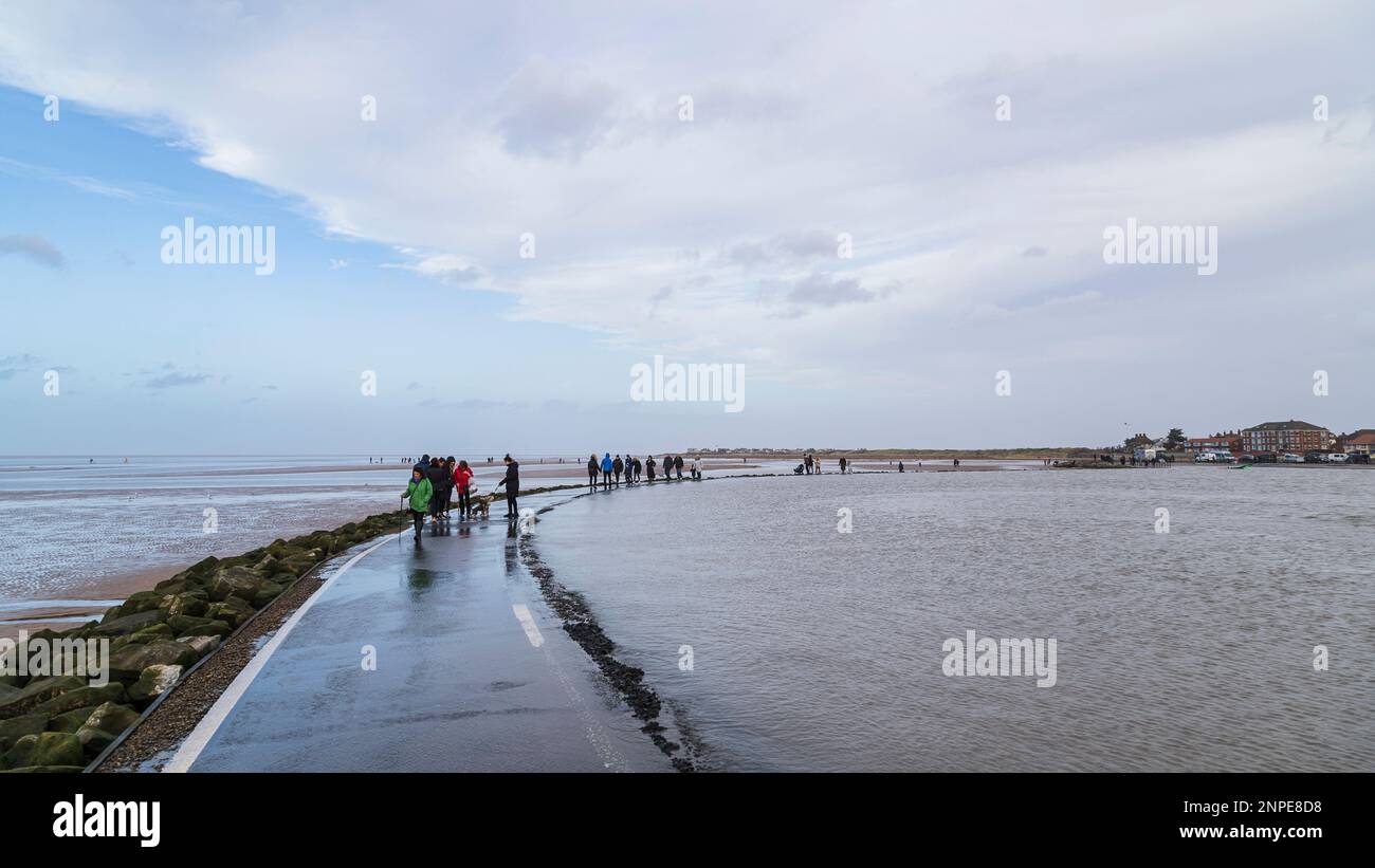 Les familles ont vu se promener à l'extérieur du lac Marine à West Kirby le jour du nouvel an. Banque D'Images