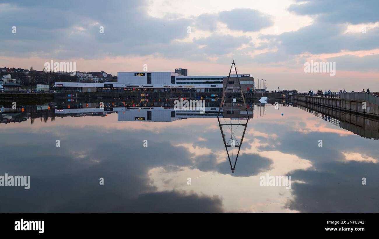 Réflexions sur le lac Marine à New Brighton, vue près de Liverpool après le coucher du soleil. Banque D'Images