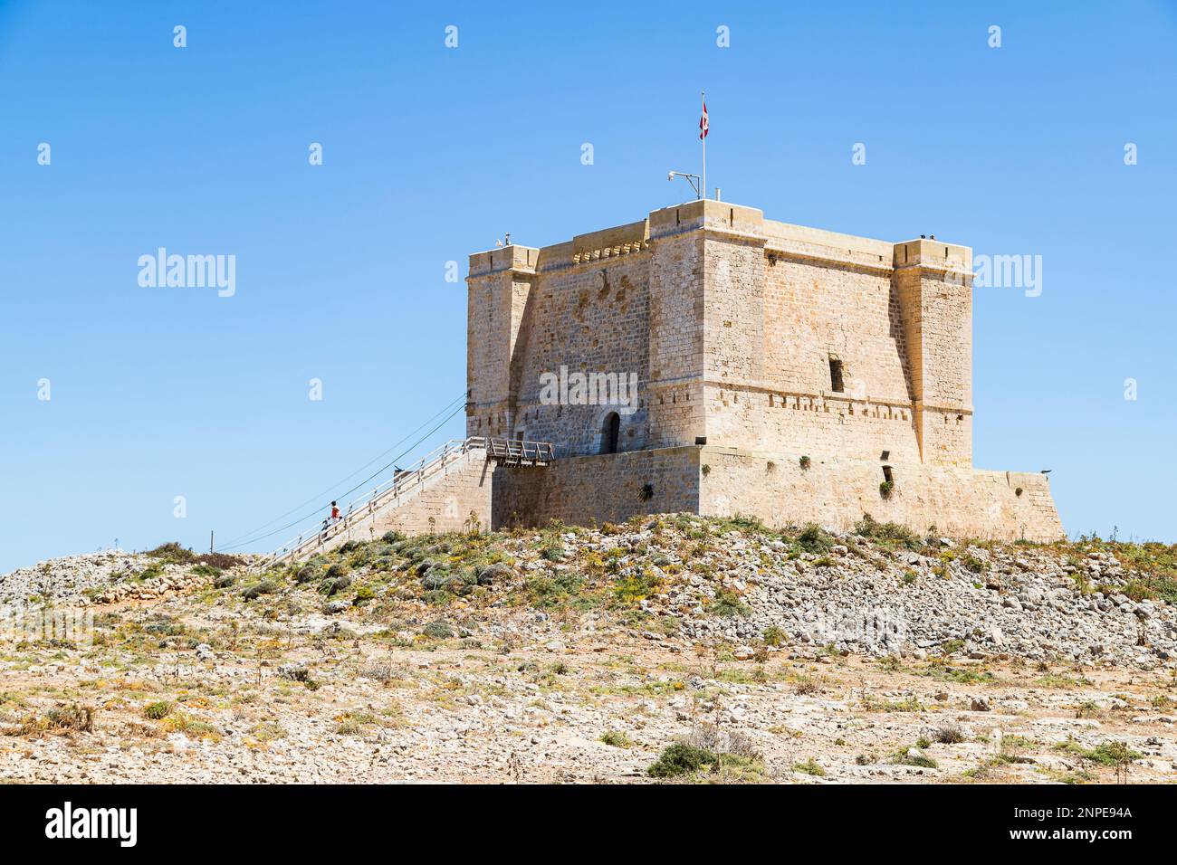 La tour Saint Mary est située au-dessus de la minuscule île de Comino à Malte. Banque D'Images