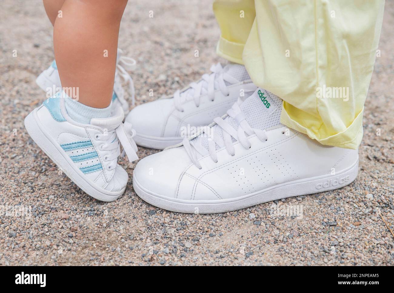 Maman et fille sont dans les mêmes sneakers blanches Adidas Photo Stock -  Alamy