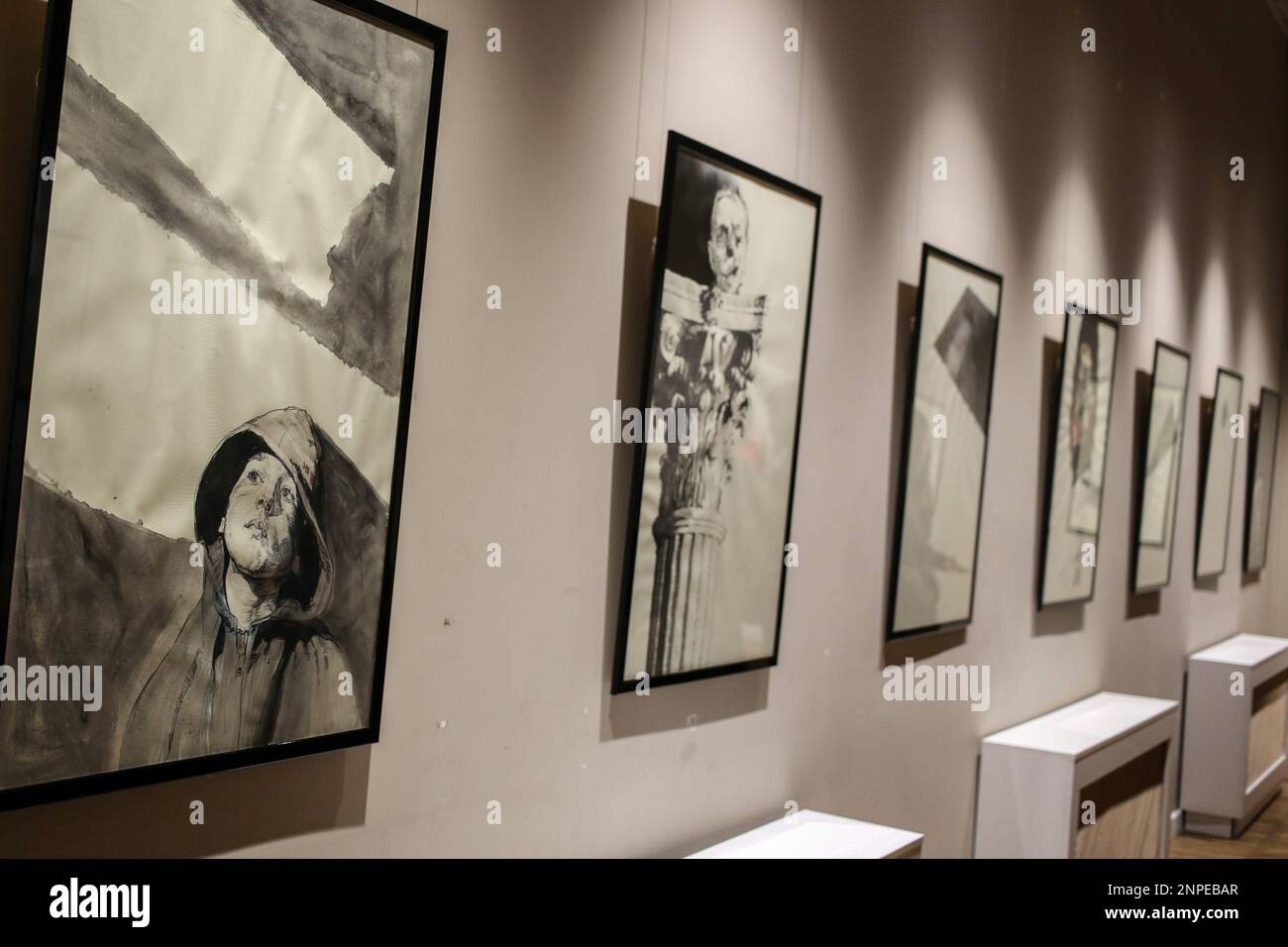 Les œuvres de Mykola Lukin sont visibles à l'exposition. Dans le cadre de la série d'expositions consacrées à la guerre russo-ukrainienne « la langue de la guerre », 2 nouvelles expositions - Mykola Lukin « Gruntovy vody » et Danylo Movchan « où est votre piqûre » ont été ouvertes au Musée des beaux-arts d'Odessa. (Photo de Viacheslav Onyshchenko / SOPA Images/Sipa USA) Banque D'Images