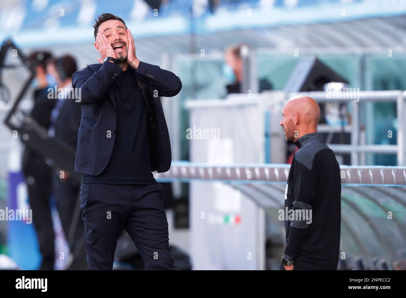 Sassuolo coach Roberto de Zerbi reacts during the Serie A soccer match between Sassuolo and Crotone at the Mapei Stadium in Reggio Emilia, Italy, Saturday, Oct. 3, 2020. (Fabrizio Zani/LaPresse via AP) Banque D'Images