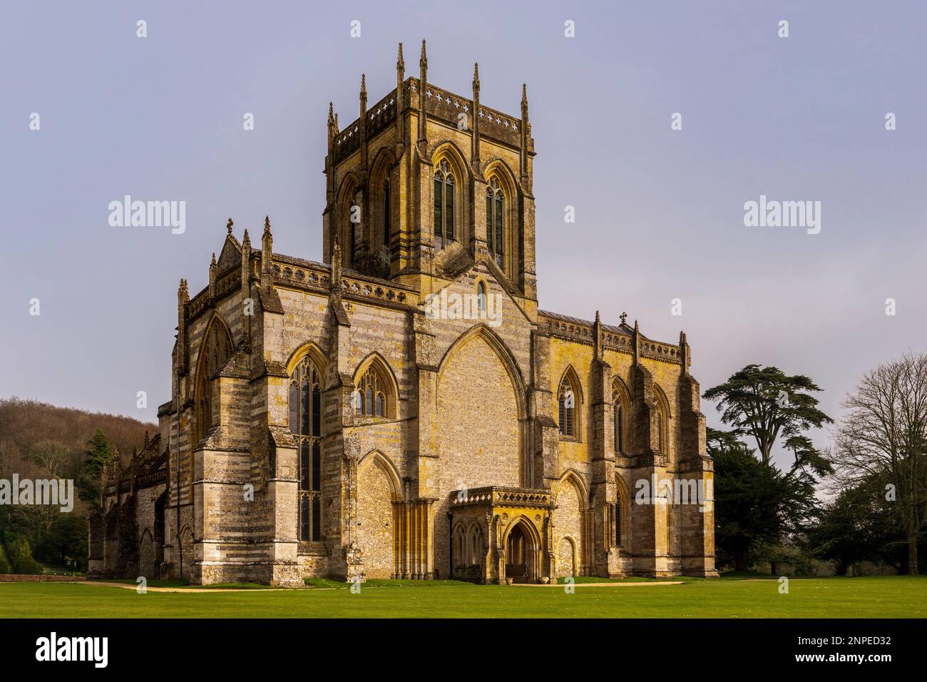L'église de l'abbaye de Milton à Dorset, un après-midi ensoleillé et lumineux. Banque D'Images