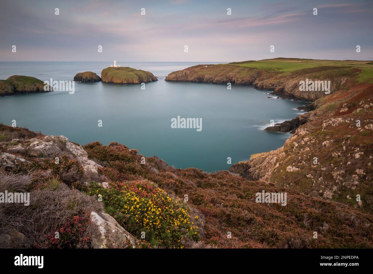 Le phare de Strumble Head à la lumière de la fin de l'après-midi. Banque D'Images