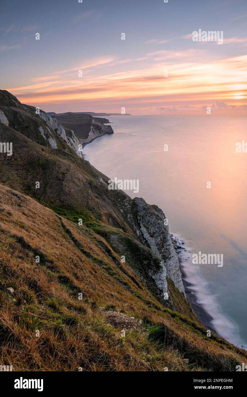 Lever de soleil sur les falaises de craie à White Nothe dans Dorset. Banque D'Images