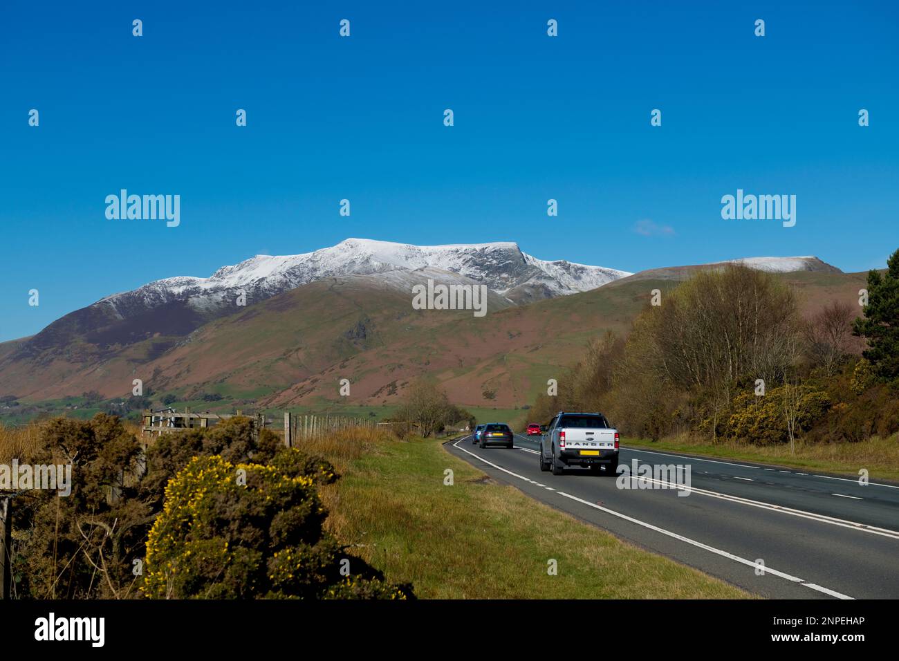 Vue de la A66 à Keswick vers la neige a surpassé Blencathra au printemps fin hiver. Banque D'Images